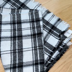 NWT BLACK AND WHITE REVERSIBLE RUANA